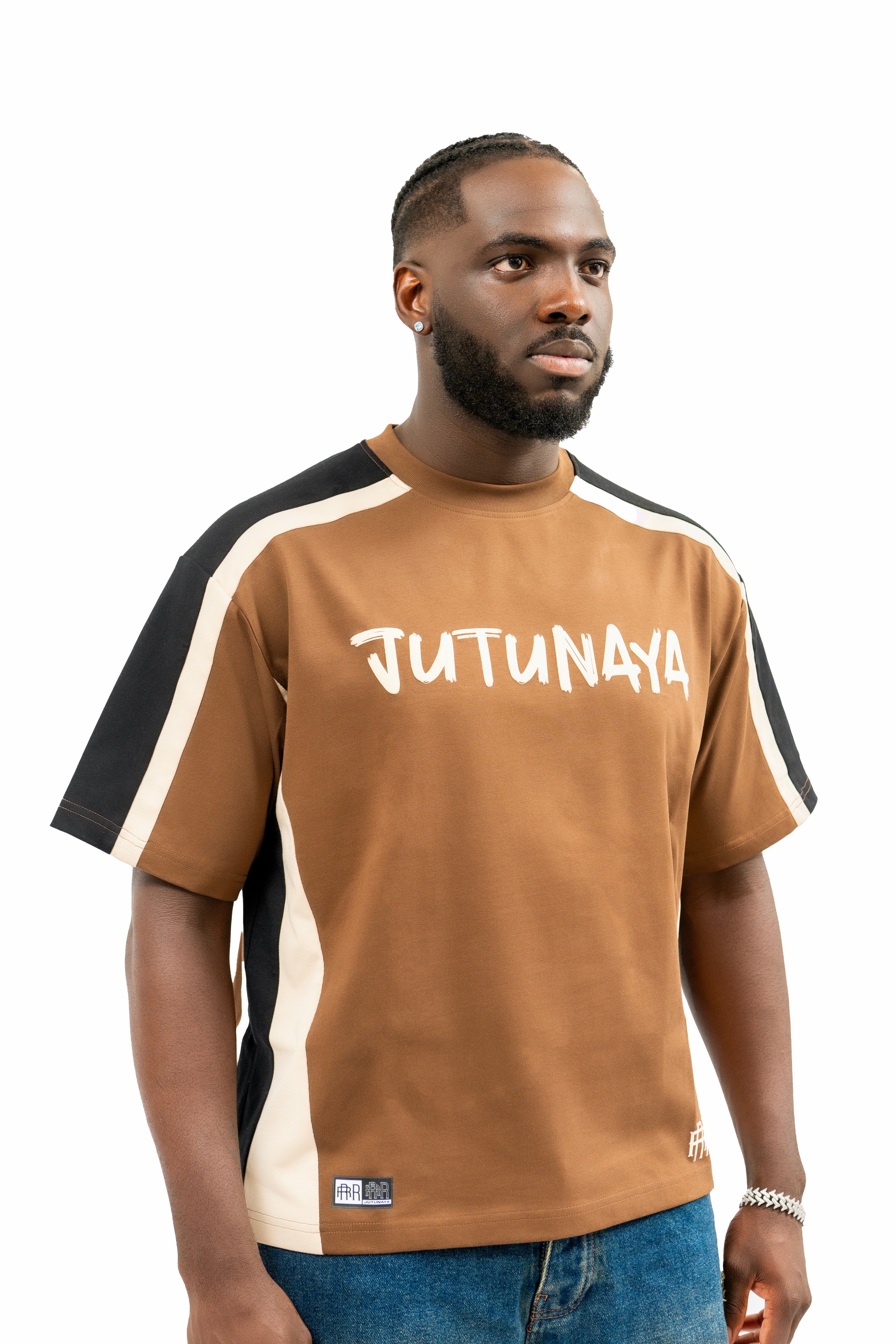 JUTUNAYA TEE